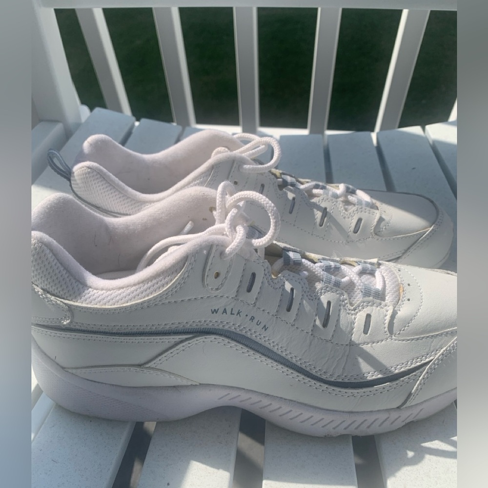 Ladies Romy Easy Spirit sneakers